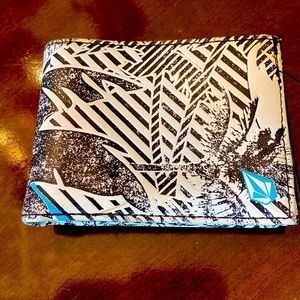 Volcom wallet in very good condition Great Design.